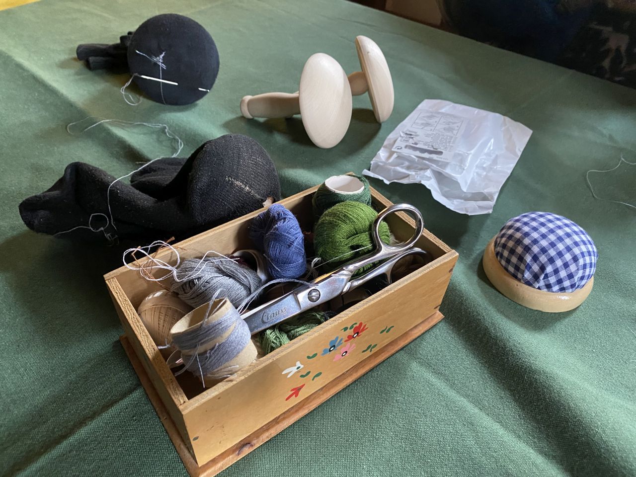 Utensilien zum Stopfen von Socken. Auch das kann ausprobiert werden (Anleitung liegt bei)!